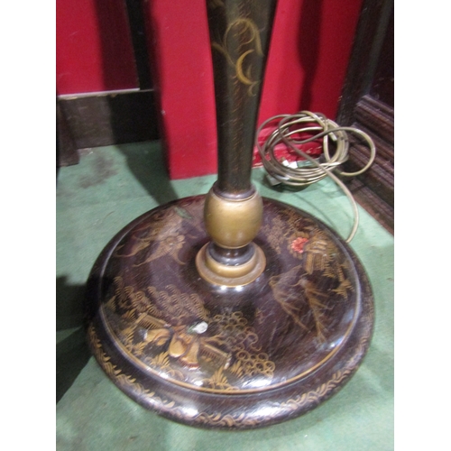4019 - A chinoiserie hand-painted standard lamp with motifs of foliage, buildings and people. With shade