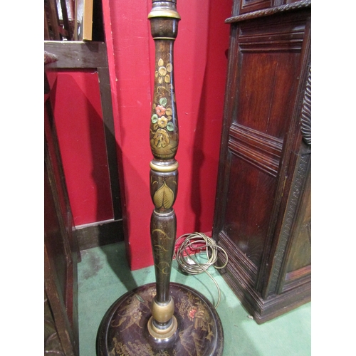 4019 - A chinoiserie hand-painted standard lamp with motifs of foliage, buildings and people. With shade