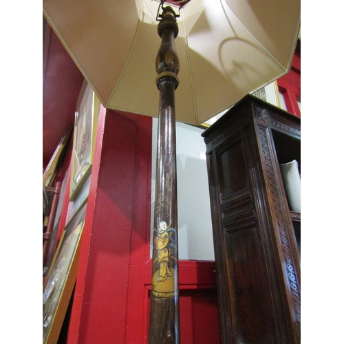 4019 - A chinoiserie hand-painted standard lamp with motifs of foliage, buildings and people. With shade