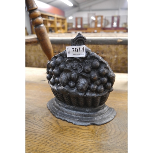 2014 - A Victorian cast iron fruit basket door stop