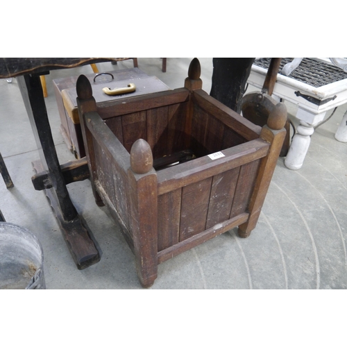 2033 - A teak planter