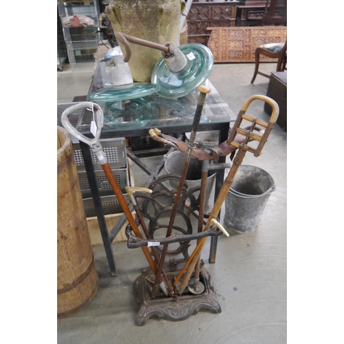 2039 - A bundle of shooting sticks and riding crops