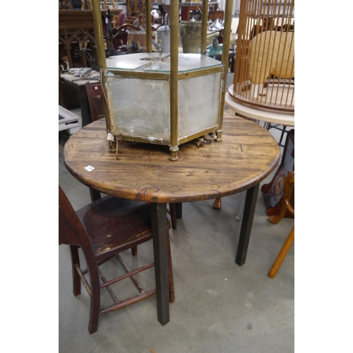2044 - A rustic metal based circular pine topped table