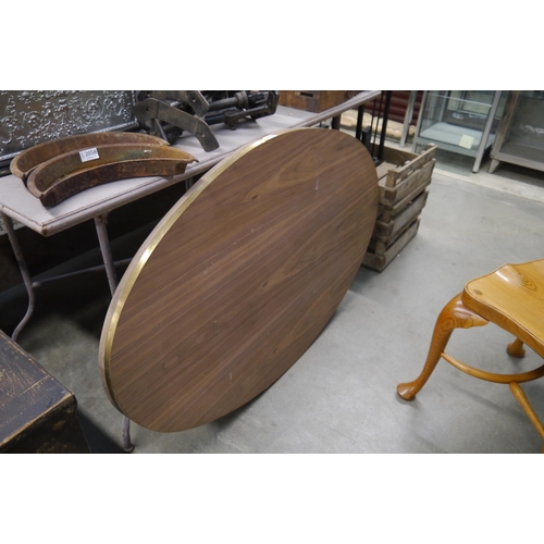 2060 - An oval table top with brass rim