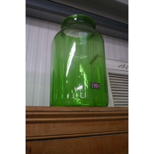 2046 - A green glass vase