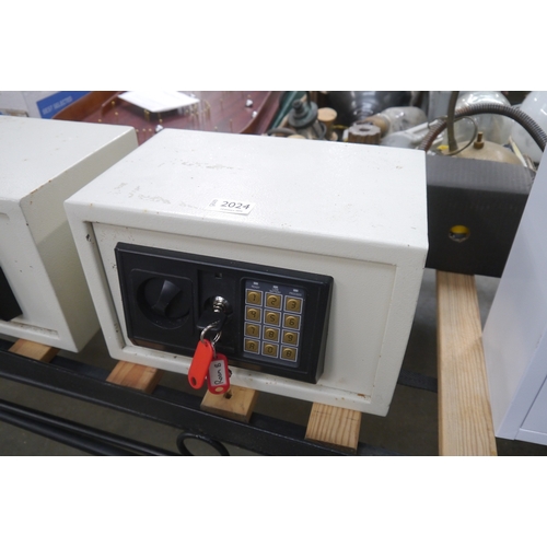 2024 - A small safe box and key