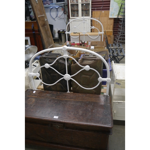 2034 - A Victorian painted cast iron single bed with wooden slats