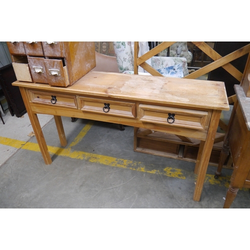 2421 - A Mexican pine three drawer side table