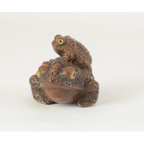 9060 - RISUI: a carved wooden toad with baby on its back, inlaid horn eyes, signed to base

4.2cm wide, 3.2... 