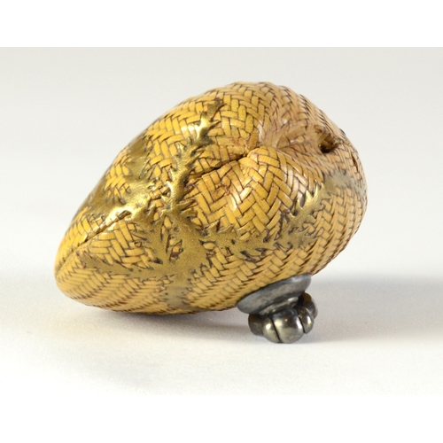 9047 - A plaited cane model of a clam shell lacquered with gold seaweed
4.5cm deep
Provenance
Dorothy Ann S... 