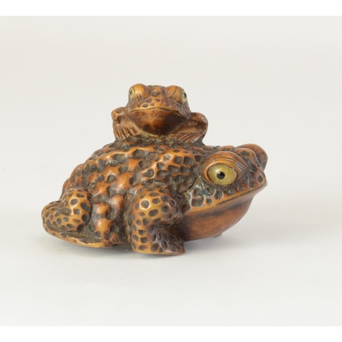 9060 - RISUI: a carved wooden toad with baby on its back, inlaid horn eyes, signed to base

4.2cm wide, 3.2... 