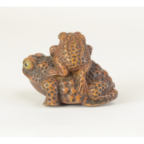 9060 - RISUI: a carved wooden toad with baby on its back, inlaid horn eyes, signed to base

4.2cm wide, 3.2... 