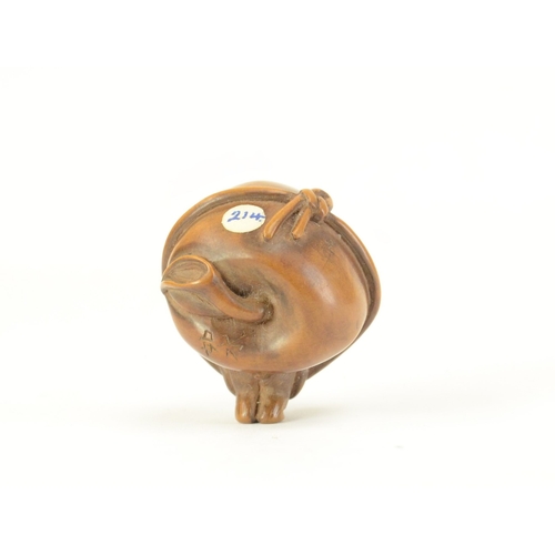 9054 - A wood netsuke of a monkey carrying a large peach (signed)

3cm high, 3cm deep and 3.2cm wide

Prove... 
