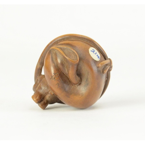 9054 - A wood netsuke of a monkey carrying a large peach (signed)

3cm high, 3cm deep and 3.2cm wide

Prove... 