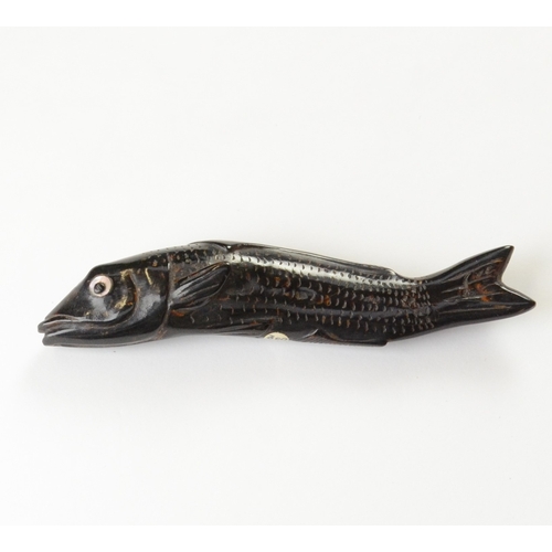 9044 - An umimatsu large netsuke of a fish with inlaid mother of pearl eyes

11cm wide x 2.2cm deep

Proven... 
