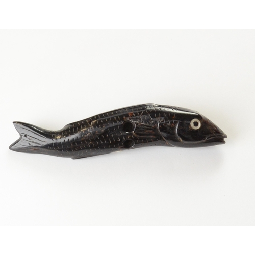9044 - An umimatsu large netsuke of a fish with inlaid mother of pearl eyes

11cm wide x 2.2cm deep

Proven... 