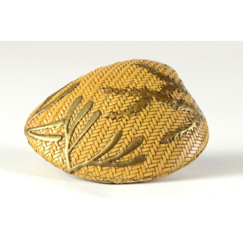 9047 - A plaited cane model of a clam shell lacquered with gold seaweed
4.5cm deep
Provenance
Dorothy Ann S... 