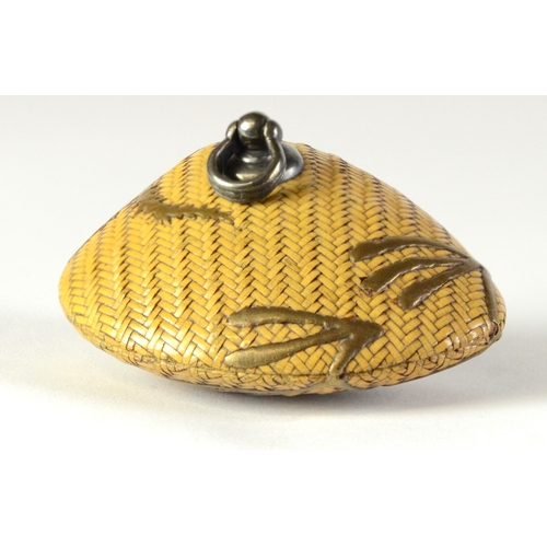 9047 - A plaited cane model of a clam shell lacquered with gold seaweed
4.5cm deep
Provenance
Dorothy Ann S... 