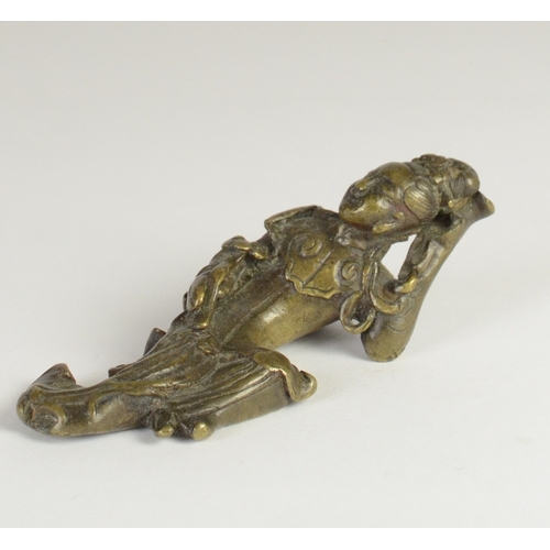 9027 - A Chinese bronze scroll weight in the form of a recumbent lady holding a ruyi sceptre

7.7cm wide, 3... 