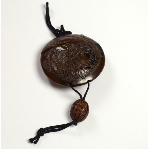 9013 - A circular single case inro carved in relief with dragon and carved ojime bead 

5.6cm diameter

Pro... 