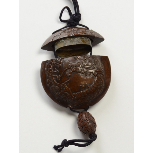 9013 - A circular single case inro carved in relief with dragon and carved ojime bead 

5.6cm diameter

Pro... 