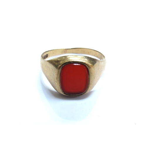 6516 - A 9ct gold signet ring set with cornelian. Size O/P, 2.5g