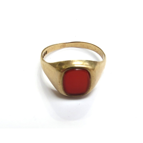 6516 - A 9ct gold signet ring set with cornelian. Size O/P, 2.5g