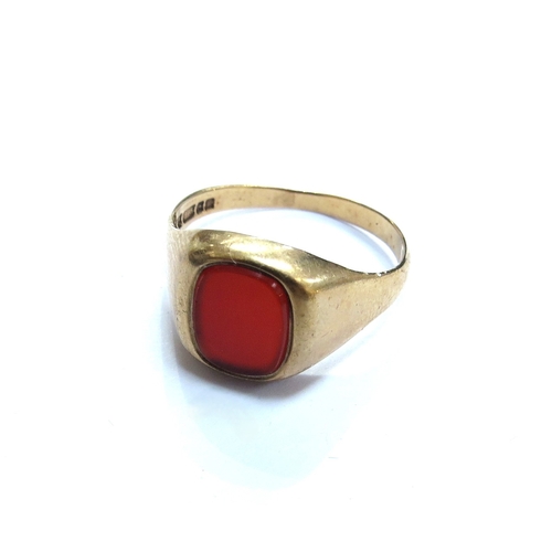 6516 - A 9ct gold signet ring set with cornelian. Size O/P, 2.5g