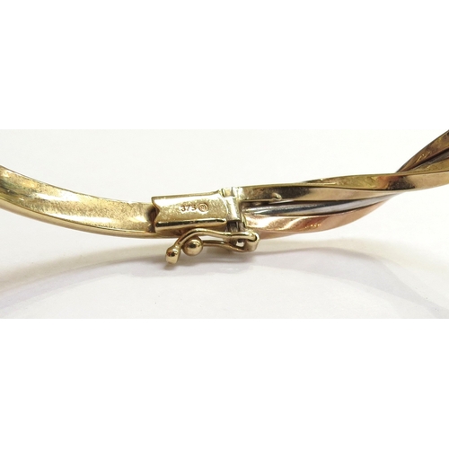 6004 - A 9ct three tone gold hinged bangle, 6cm x 5.8cm, 5.9g