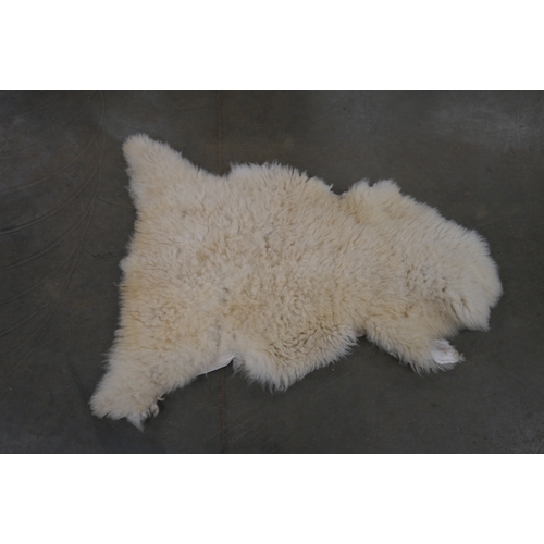 2036 - A white sheepskin