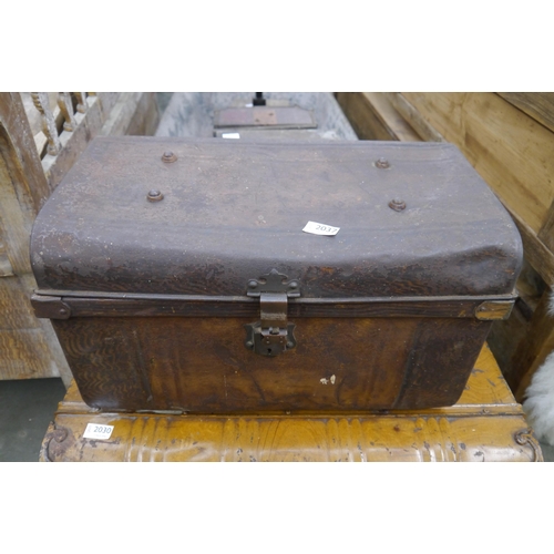2037 - A Victorian scumble painted tin trunk
