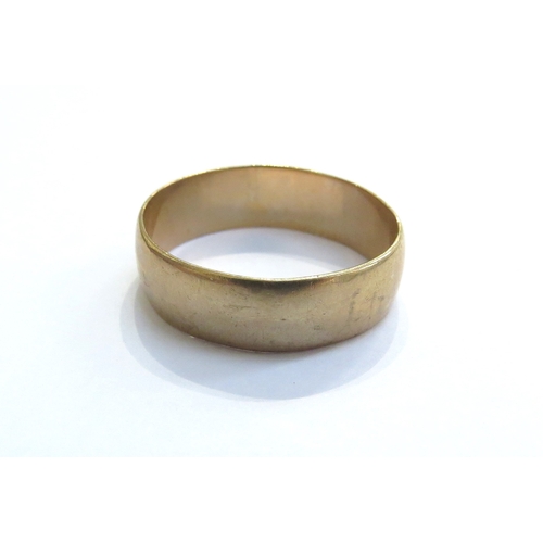 6517 - A 9ct gold wide wedding band. Size U, 4g