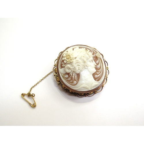 6047 - A circular cameo brooch in 9ct gold frame, 4.5cm diameter