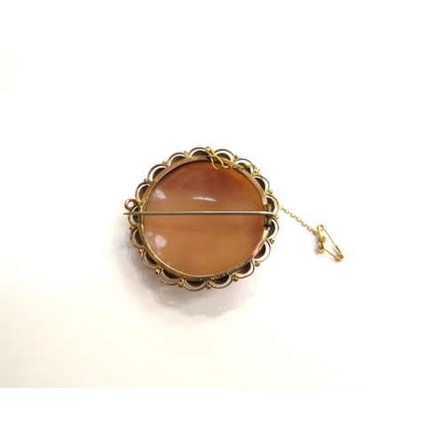 6047 - A circular cameo brooch in 9ct gold frame, 4.5cm diameter