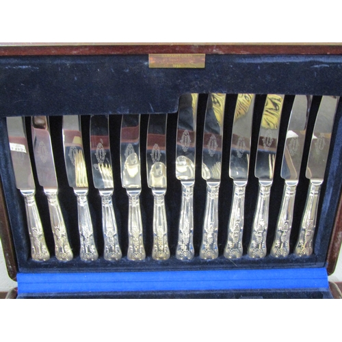 1032 - A canteen of King's pattern EPNS A1 cutlery, 6 place settings, with presentation plaque to interior