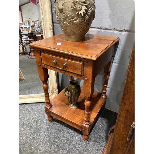 1045 - A pair of Georgian style oak side tables, single drawer with swan neck handles over turned supports ... 