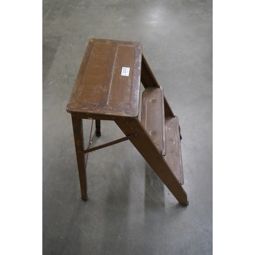 Lot 2033      