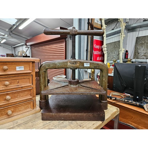 Lot 2054      