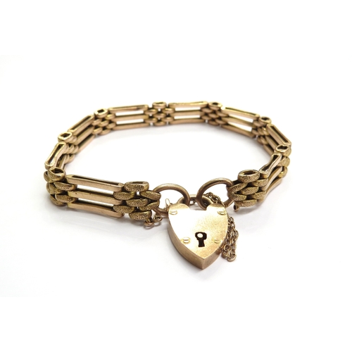 6005 - A 9ct gold gate bracelet with padlock clasp, 13.5g