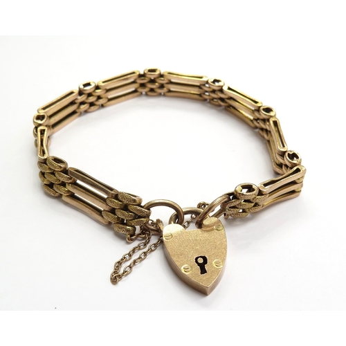 6005 - A 9ct gold gate bracelet with padlock clasp, 13.5g