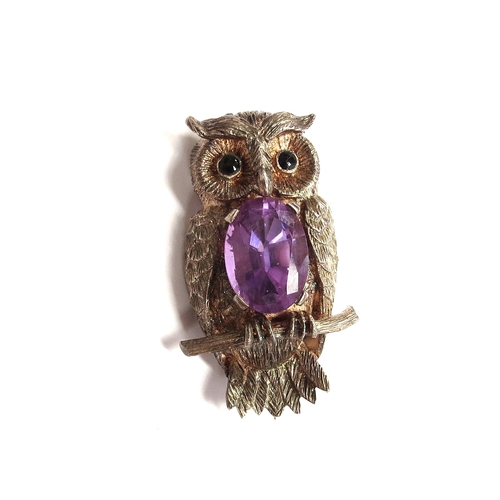 6332 - A silver brooch as an owl with amethyst stone for tummy, 4cm long, 11.9g