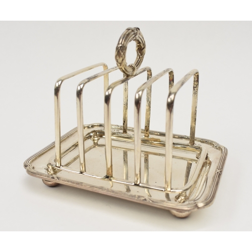 8026 - A silver Elkington & Co five-bar toast rack with integral tray, Birmingham 1926, 10cm tall x 12cm lo... 