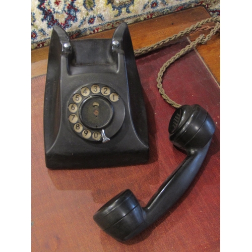 4013 - A bakelite telephone in black (N1014B68T)