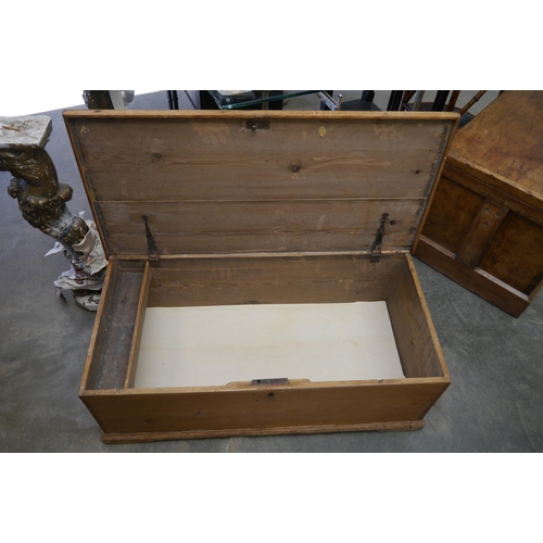 2015 - A Victorian pine blanket box with internal candle box, no key