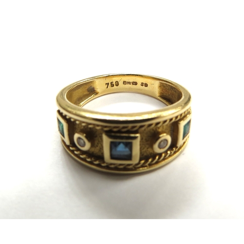 6044 - An 18ct gold band with square sapphire flanked by round diamonds and square emeralds all in raised c... 