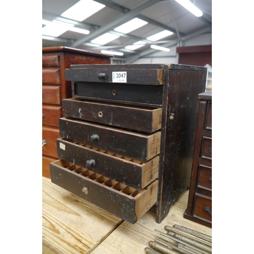 2047 - A Victorian table top six drawer engineers chest