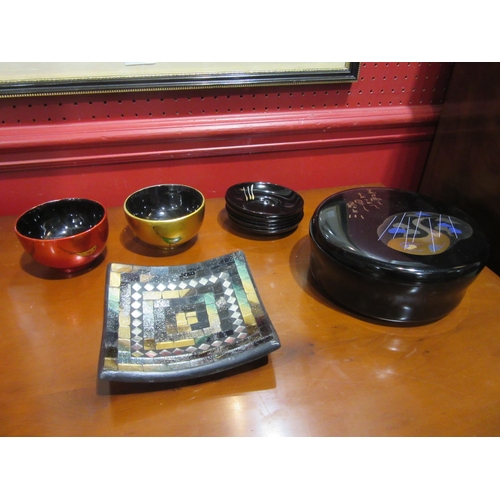 4016 - A Japanese lacquered sauce plate set together with bird decorated lacquered bowls and a mirrored dis... 