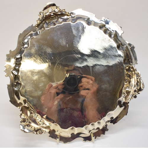 8020 - A Victorian silver salver with shaped acanthus scrolling border, vacant central cartouche 26cm diame... 