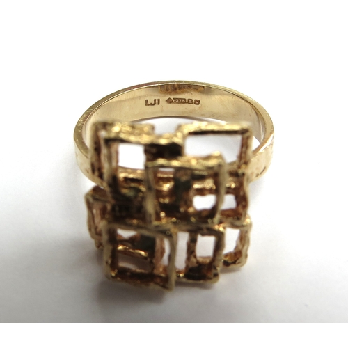 6532 - A 9ct gold abstract design ring. Size N, 4.5g