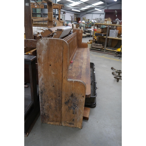 2020 - A pitch pine church pew, 250cm long